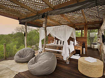 Lion Sands Kingston Treehouse: Bett und Sitzgelegenheiten
