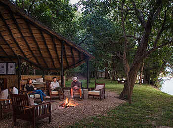Luambe Camp: Die Teilüberdachte Dining Area Luambe Camp: Die Teilüberdachte Dining Area