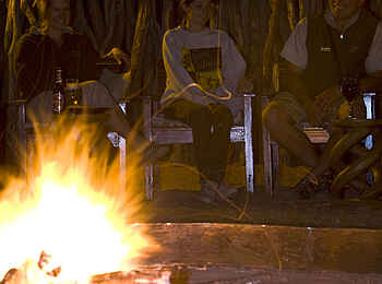 Okonjima Plains Camp: Abendunterhaltung Okonjima Plains Camp: Abendunterhaltung