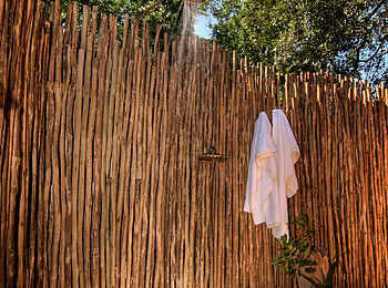 Okuti Camp: Aussendusche