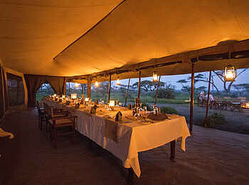 Olakira Camp: Dinner-Tafel Olakira Camp: Dinner-Tafel