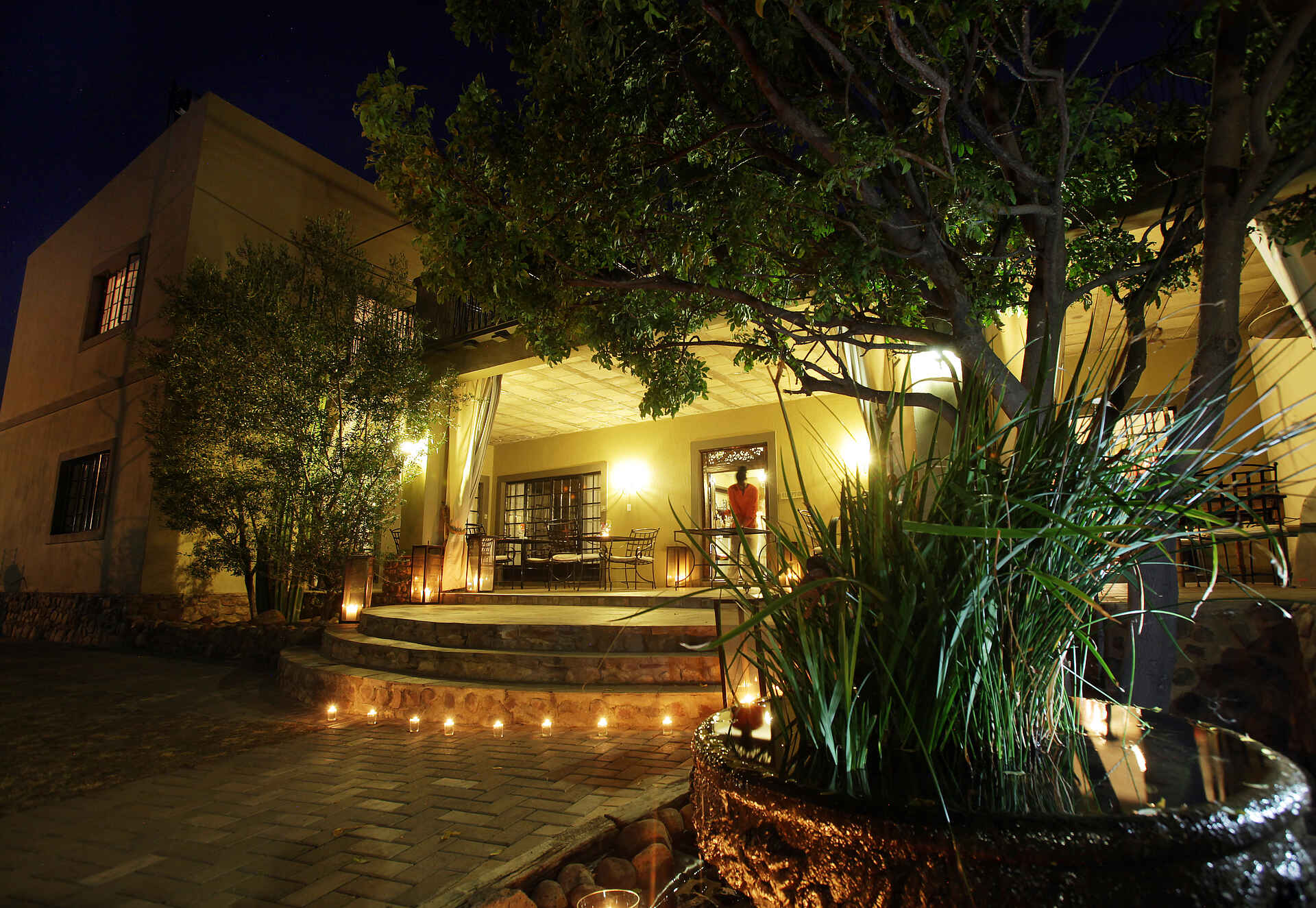 Olive Grove Guesthouse: Eingangsbereich Big Sky Lodges, Hauptstadtunterkunft, Olive Grove Guesthouse, Beleuchtung, Eingang, Nacht, afrikarma, afrikarma Safaris, afrikarma.de