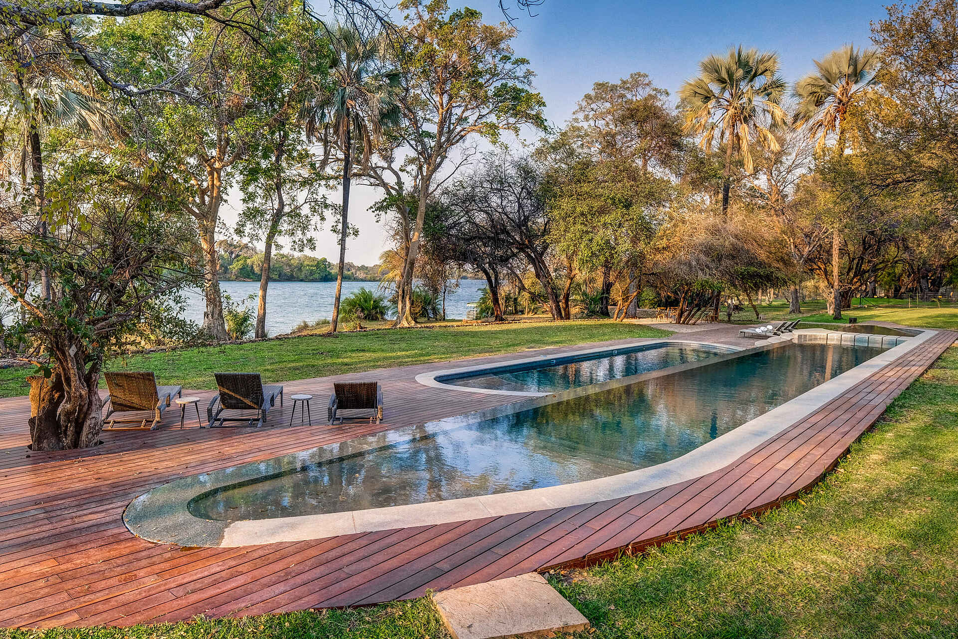 Palm River Hotel: Blick über den Pool auf den Sambesi