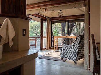 Tuli Safari Lodge Mashatu: Luxury Tented Suite Blick hinein