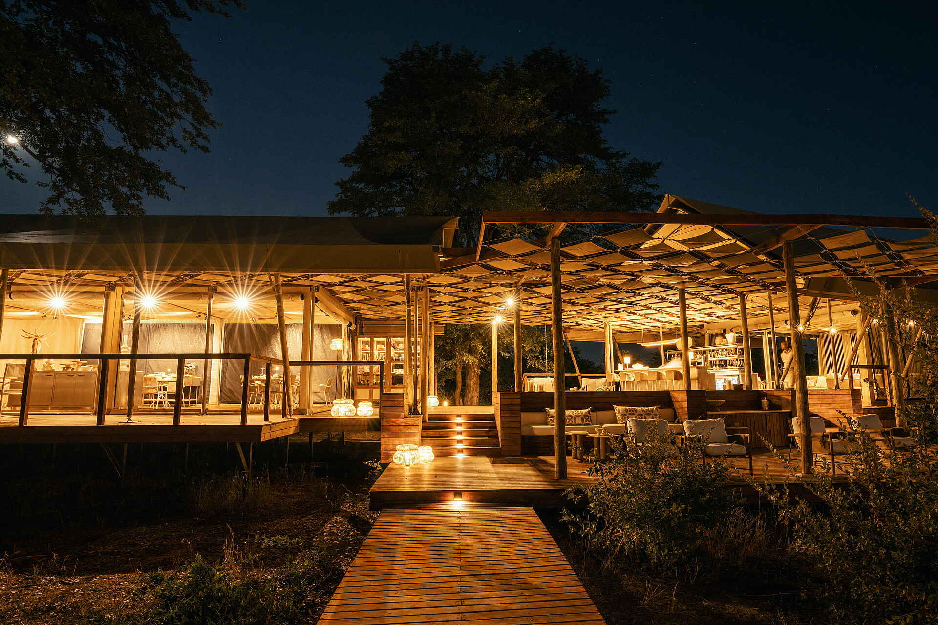 Wilderness Mokete Camp: Abendstimmung im Zentralbereich Wilderness Mokete Camp: Abendstimmung im Zentralbereich