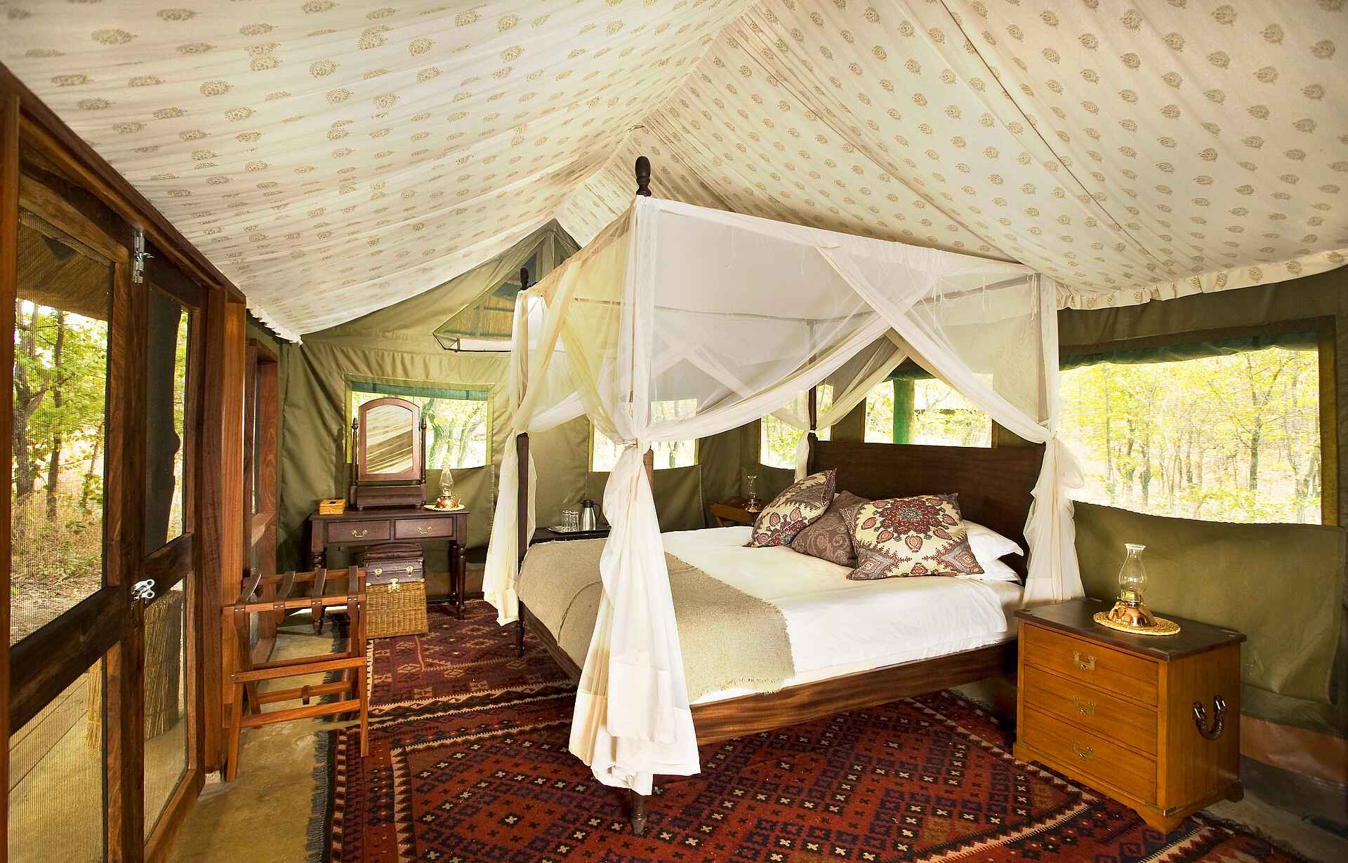 Bushcamp Company, Game Drive, Lagune, Luangwa River, Luangwa-Tal, South Luangwa National Park, Walking Safari, Zungulila Bushcamp, Doppelbett, Gästebett, Gästechalet, Teppiche, Afrikarma, Afrikarma Safaris, Afrikarma.de, Andy Hogg, Paul Allen