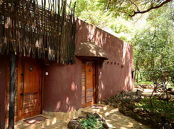 Amboseli Serena Safari Lodge: Eine Gästeunterkunft von Außen Amboseli Serena Safari Lodge: Eine Gästeunterkunft von Außen