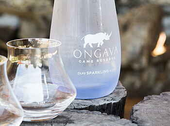 Anderssons At Ongava: Ongava Wasserflasche und Gläser Anderssons At Ongava: Ongava Wasserflasche und Gläser