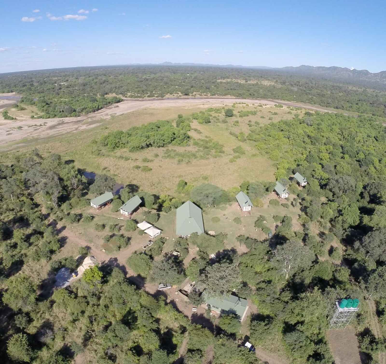 Kavinga Safari Camp: Luftbild vom Camp mit Zambezi Escarpment Kavinga Safari Camp: Luftbild vom Camp mit Zambezi Escarpment
