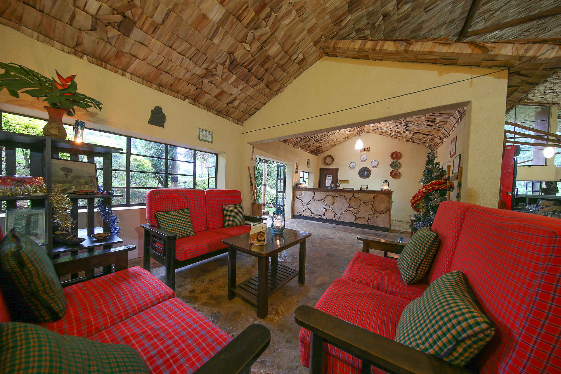 Buhoma, Bwindi Impenetrable Forest National Park, Gorilla beringei, Gorilla Tracking, Mahogany Springs Safari Lodge, Briefing Area, Rezeption, Sessel, Sitzgruppe, Sofa, Afrikarma, Afrikarma Safaris, Afrikarma Safaris - Wildnis. Hautnah., Afrikarma.de