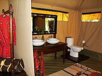 Mara Ngenche Camp: Doppelwaschtisch und WC