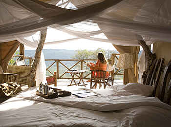 Mihingo Lodge: Gästezimmer Bett und Deck Mihingo Lodge: Gästezimmer Bett und Deck