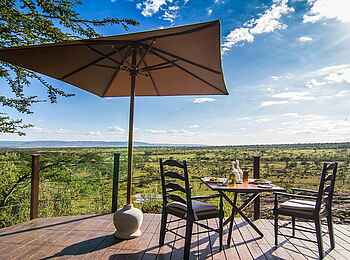 Ol Seki Hemingways Mara: Frühstück auf dem Holzdeck