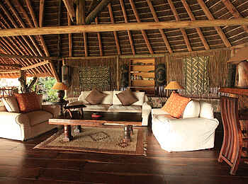 Apoka Safari Lodge: Sitzgruppe in der Lounge