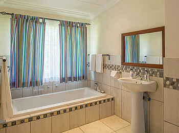 Batonka Guest Lodge: Garden View Family Room Bad Batonka Guest Lodge: Garden View Family Room Bad