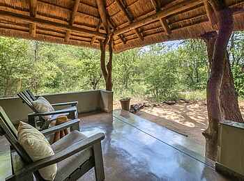 Kambaku Safari Lodge: King Chalet Terrasse Kambaku Safari Lodge: King Chalet Terrasse