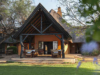 Kambaku Safari Lodge: Blick auf Gemeinschaftsbereich