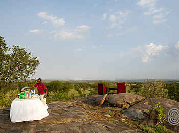 Mbuzi Mawe Serena Camp: Sundowner auf einem Kopje Mbuzi Mawe Serena Camp: Sundowner auf einem Kopje