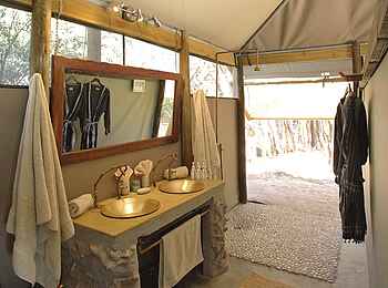 Meno a Kwena Camp: Double Tent Bad