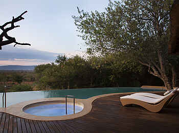 Molori Safari Lodge: Infinity-Poolbereich der Metsi Presidential Suite