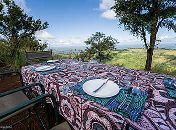 Mt Gorongosa Community Camp: Gedeckter Tisch Mt Gorongosa Community Camp: Gedeckter Tisch