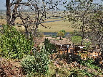 Muchenje Safari Lodge: Deck am Steilhang