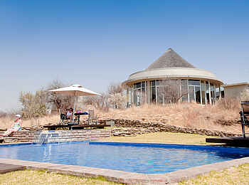 Naankuse Lodge: Main Lounge und Swimming Pool Naankuse Lodge: Main Lounge und Swimming Pool