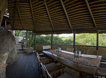 Olduvai Camp: Esstisch