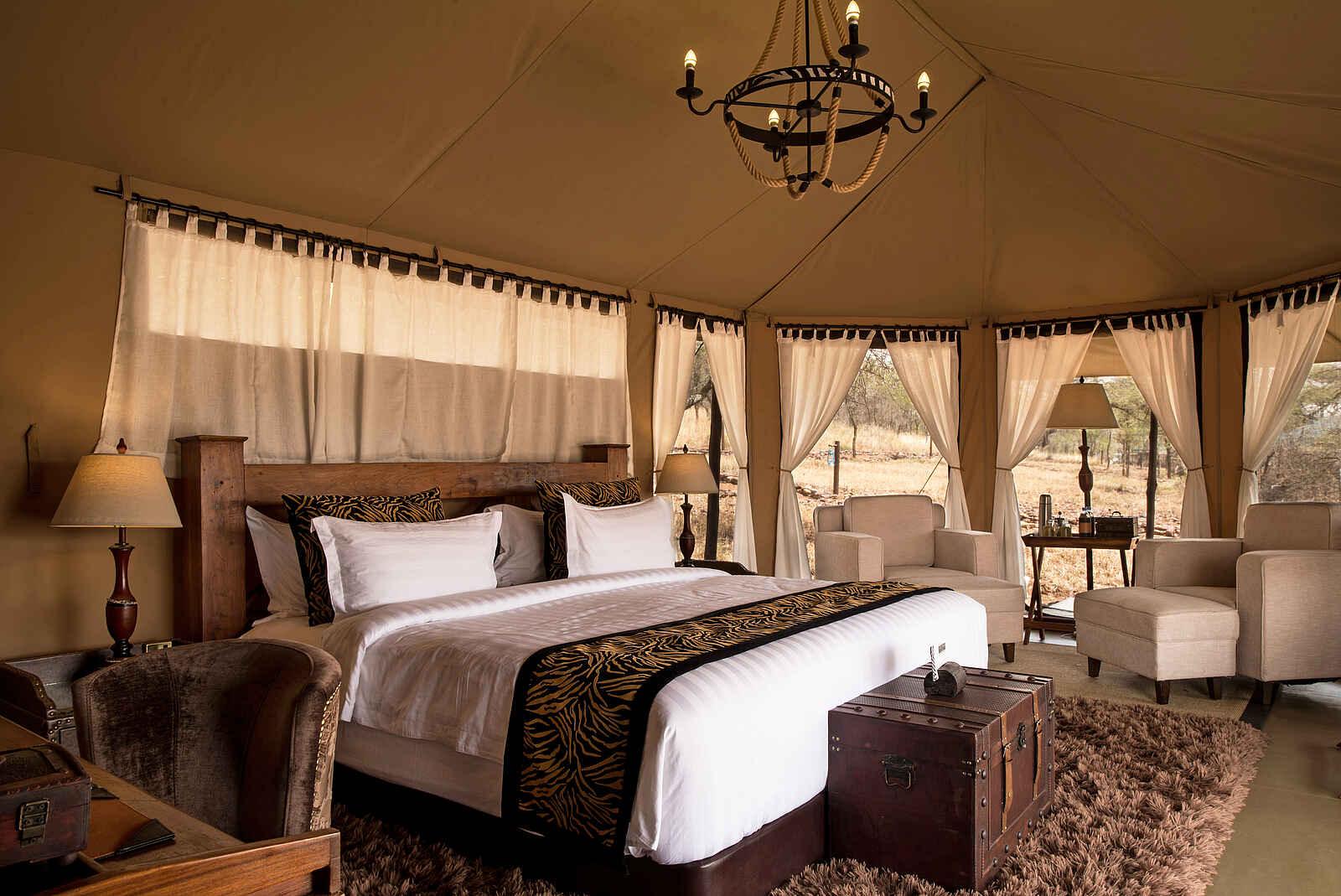 Ole Serai Luxury Camp - Moru Kopjes: Zelt mit Doppelbett Ole Serai Luxury Camp - Moru Kopjes: Zelt mit Doppelbett