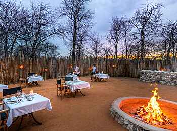 Onguma Forest Camp: Um die Feuerstelle