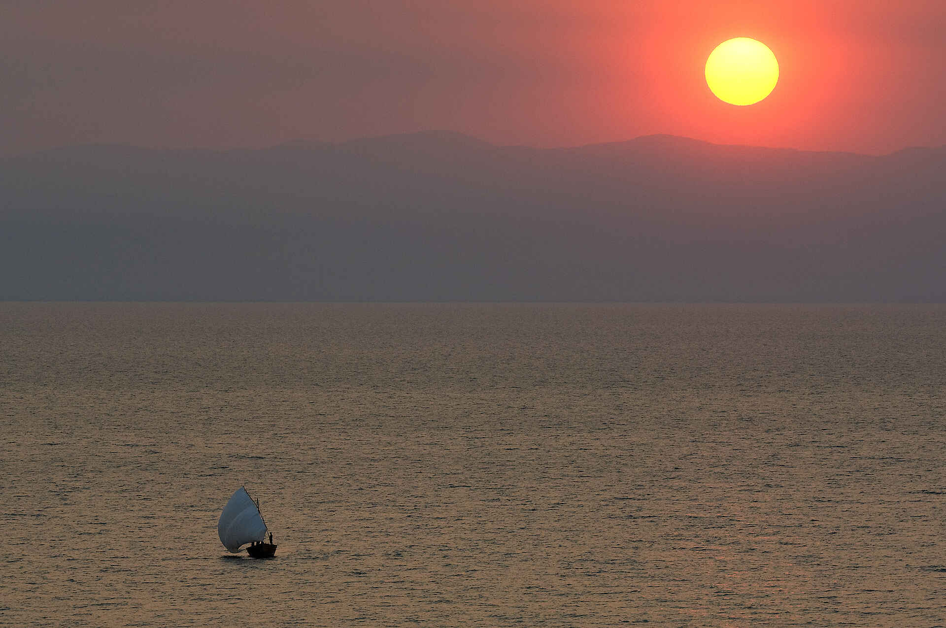 Malawisee, Nankumba Peninsula, Pumulani Lodge, Robin Pope Safaris, Strand, Wassersport, Aktivitäten, Dhow, Segeln, Sonnenuntergang, Afrikarma, Afrikarma Safaris, Afrikarma.de