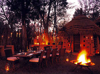 Sandibe Okavango Safari Lodge: Die Boma am Abend Sandibe Okavango Safari Lodge: Die Boma am Abend