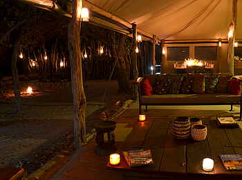 Sango Safari Camp: Abend im Hauptzelt
