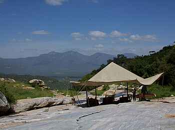 Sarara Camp: Flycamping mit Ausblick auf die Berge Sarara Camp: Flycamping mit Ausblick auf die Berge