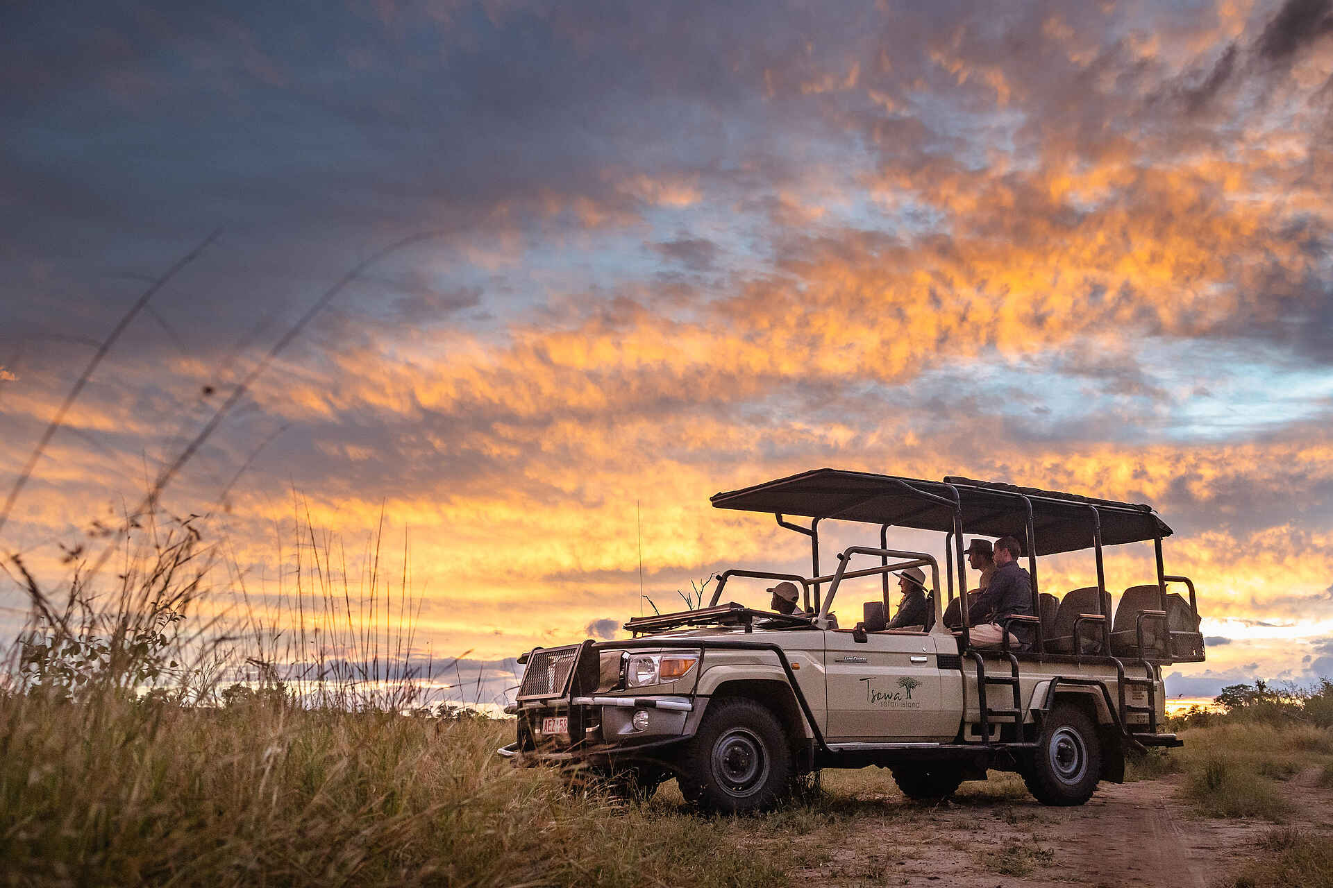 Tsowa Safari Island Lodge: Eine Sundowner Pirschfahrt