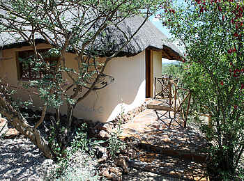 Vingerklip Lodge: Gästechalet mit Büschen