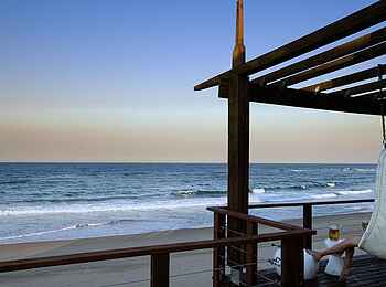 White Pearl Resorts: Loungen am Meer