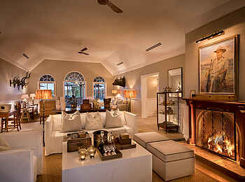 Kirkman's Kamp Lodge: Lounge mit Kamin