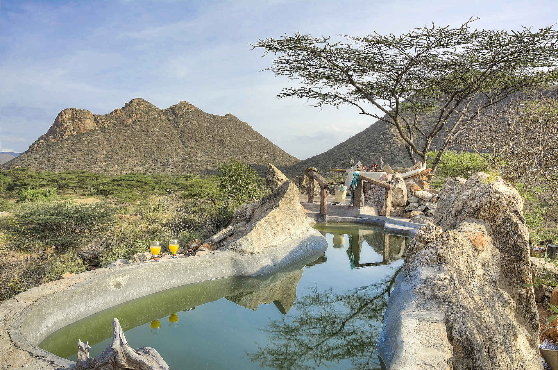 Koros Camp: Pool und Hausberg Angie Taylor, Koros Camp, Lake Turkana, Northern Kenya, Vanessa Knight, Felsenpool, Hausberg, Signature Mountain, Swimming Pool, Afrikarma, Afrikarma Safaris, Afrikarma Safaris. Wildnis. Hautnah., Afrikarma.de