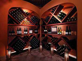 Mara Bushtops: Weinkeller