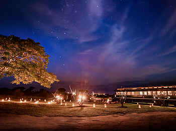 Savanna Lodge: Dinner bei Nacht im Freien Savanna Lodge: Dinner bei Nacht im Freien