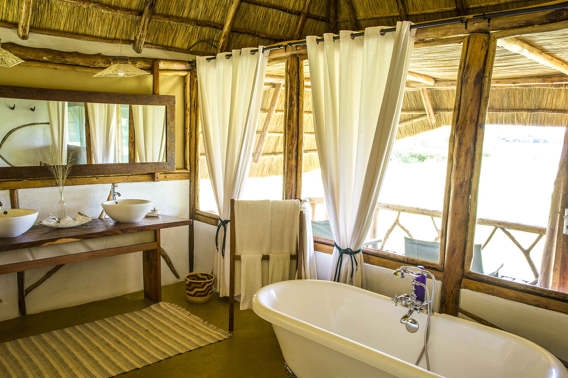 Baker's Lodge, Murchison Falls National Park, Victoria Nile, Badewanne, Badezimmer, Veranda, Waschtisch, afrikarma, afrikarma Safaris, afrikarma Safaris - Wildnis. Hautnah., afrikarma.de