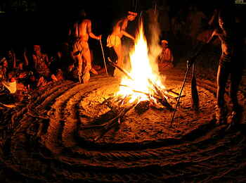 Edo's Camp: Tanz ums Lagerfeuer Edo's Camp: Tanz ums Lagerfeuer