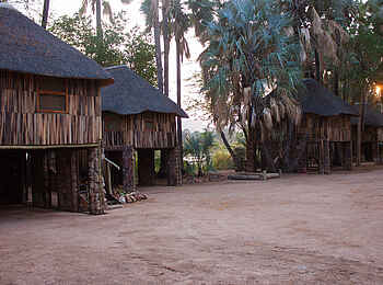 Epupa Falls Lodge: Die Rückansicht dreier Chalets