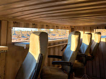 Elephant Pan Camp: Die Sitzplätze im Hide Elephant Pan Camp: Die Sitzplätze im Hide