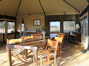 Manyara Ranch: Esstisch im Hauptzelt Manyara Ranch: Esstisch im Hauptzelt