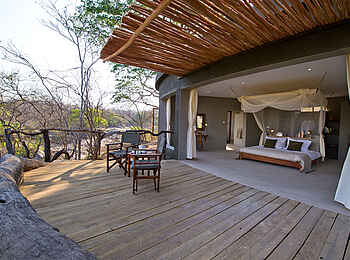 Mkulumadzi Lodge: Gästechalet mit privater Veranda und Doppelbett