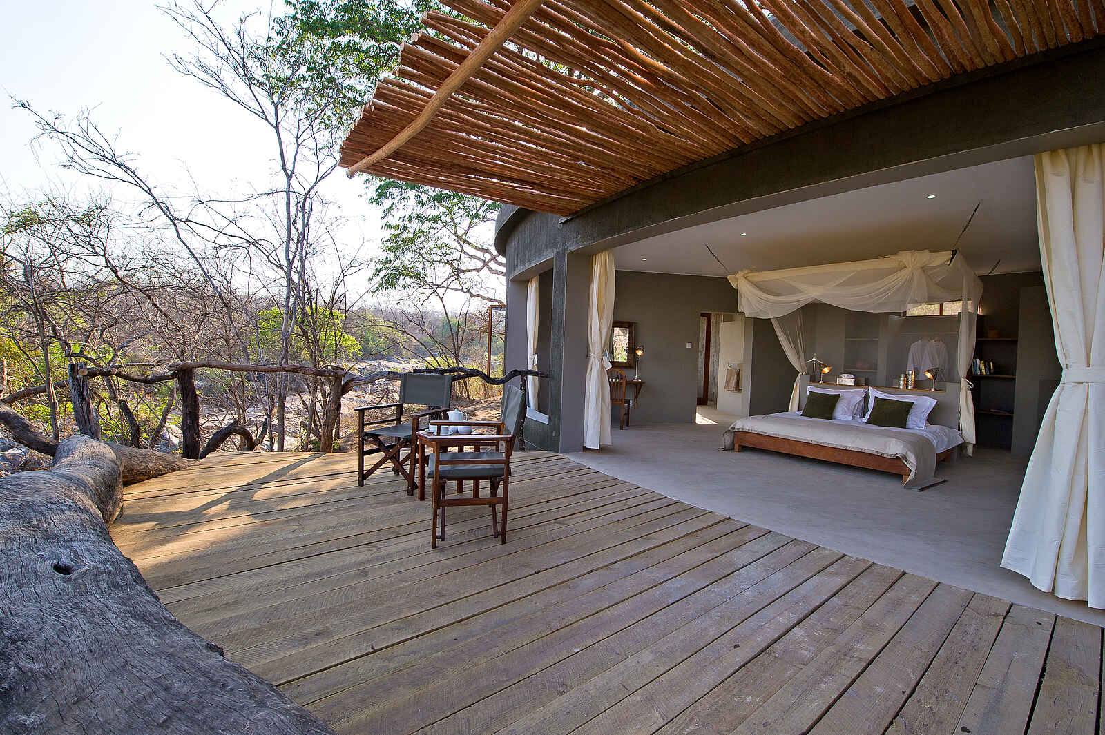 Mkulumadzi Lodge: Gästechalet mit privater Veranda und Doppelbett Mkulumadzi Lodge: Gästechalet mit privater Veranda und Doppelbett