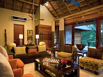 Morukuru River House: Wohnzimmer mit Blick auf Terrasse Morukuru River House: Wohnzimmer mit Blick auf Terrasse