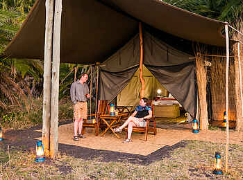 Mukambi Busanga Plains Camp: Gäste vor ihrem Zelt Mukambi Busanga Plains Camp: Gäste vor ihrem Zelt